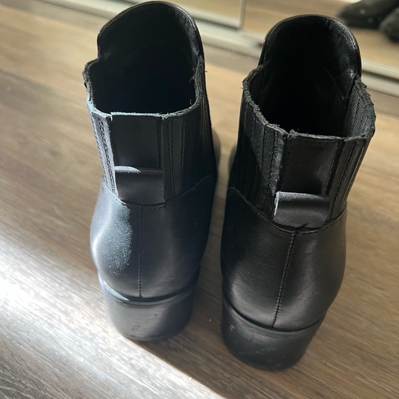 Comfortable ankle boot. - Picture 2 of 4